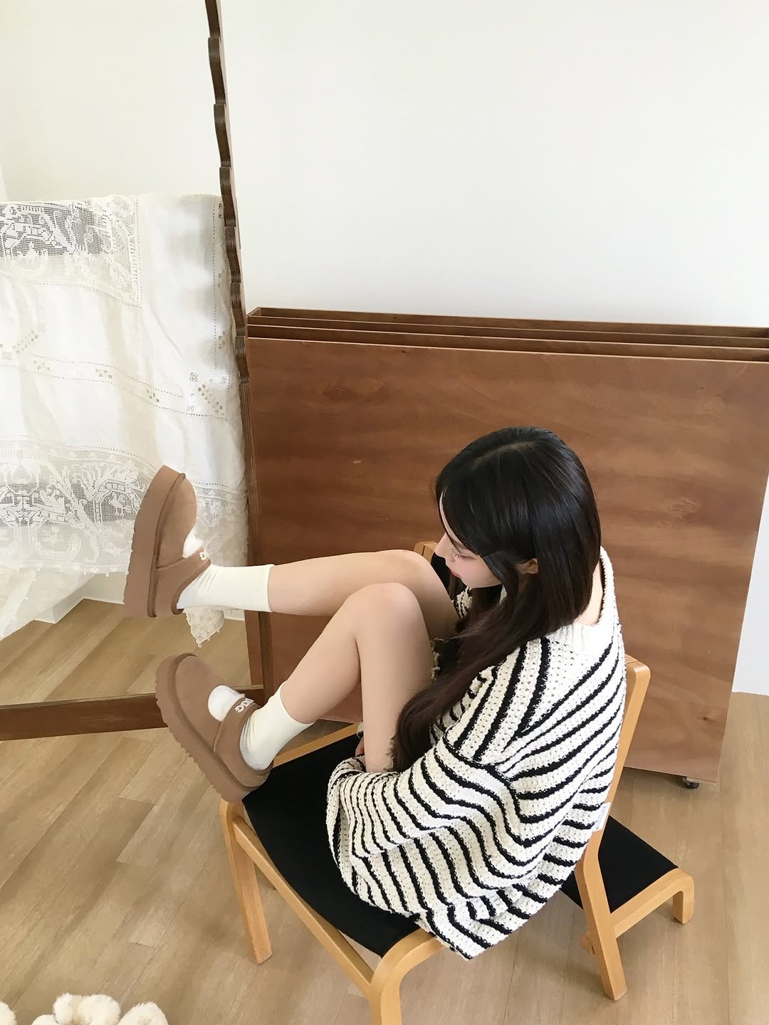 Photo shared by 오 지은 on September 12, 2025 tagging @cozycart.co.kr. May be an image of 1 person, sleepwear, deck chair, rocking chair, chaise lounge and text.