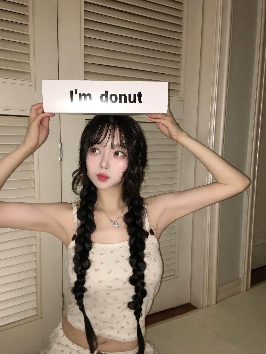 Photo by 오 지은 on September 26, 2025. May be an image of 1 person, braids, slip and text that says 'I'm I'mdonut donut'.