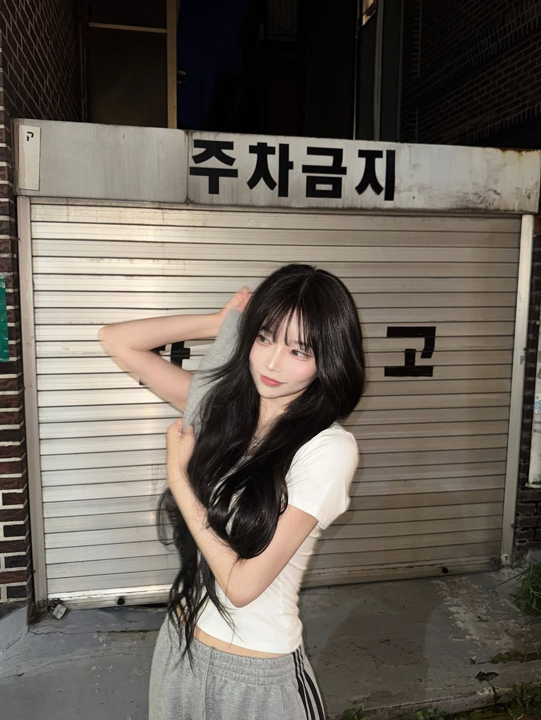 Photo by 오 지은 on October 05, 2025. May be an image of ‎1 person, hair, top and ‎text that says '‎ק 주차금지‎'‎‎.