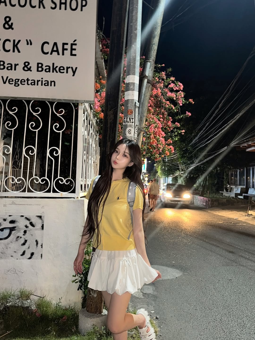 Photo by 오 지은 on October 22, 2025. May be an image of pie, shorts, top, outdoors and text that says '1000ろ SHOP & CK" CK"CAFÉ CAFÉ Bar & Bakery Vegetarian GANS'.