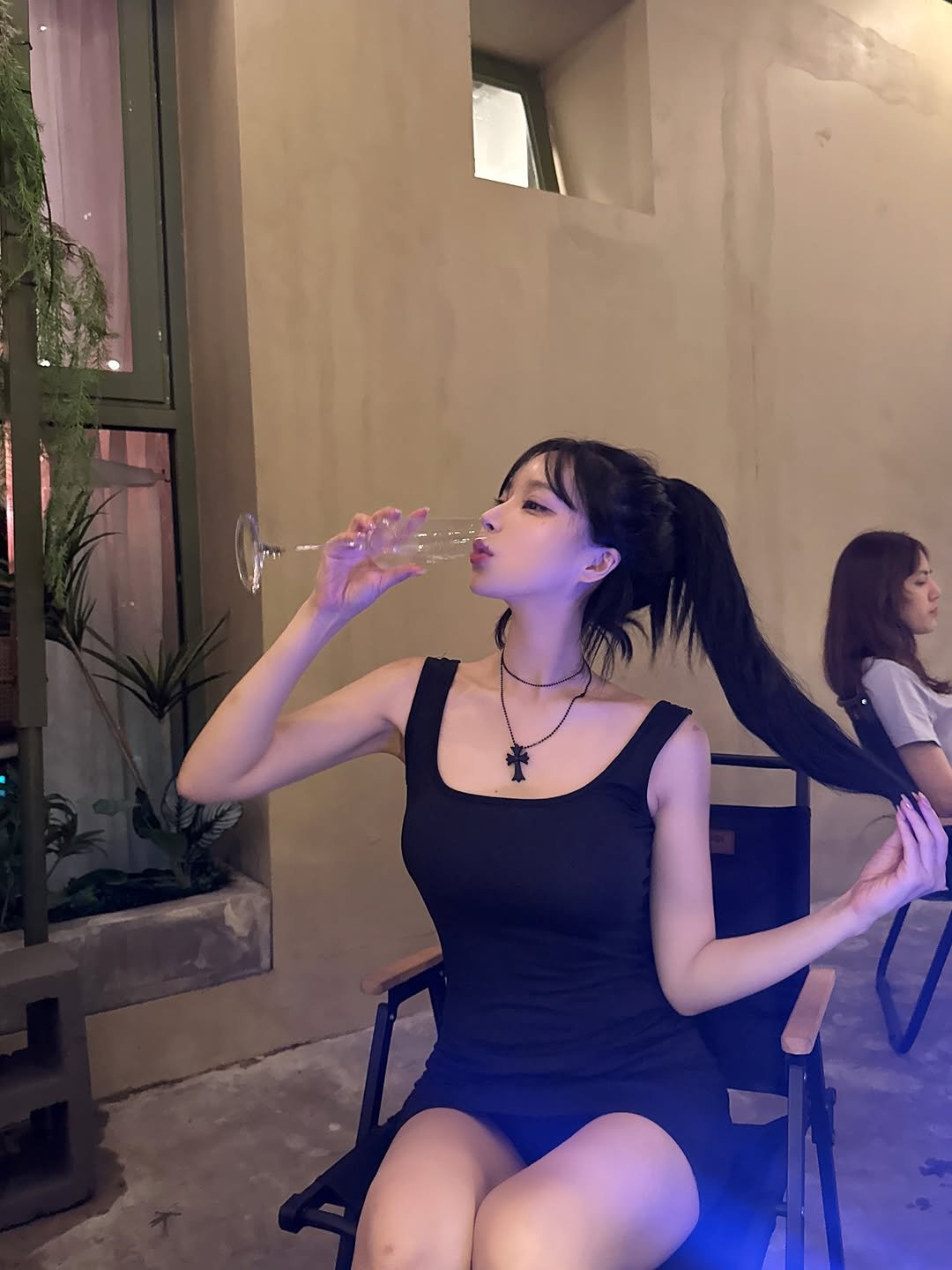 Photo by 오 지은 on November 30, 2025. May be an image of one or more people, hair, people smoking, drink, cigarette, cigar and text.