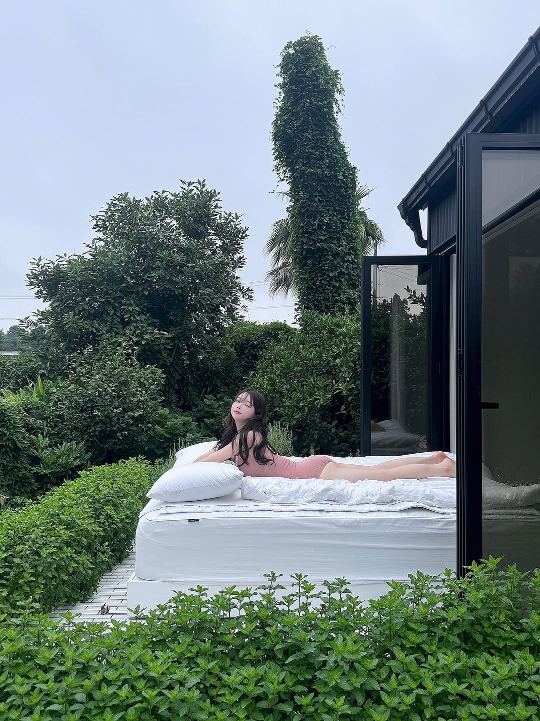 Photo shared by 오 지은 on August 01, 2025 tagging @gyullim_donghwa. May be an image of 1 person, bathtub, shower and text.