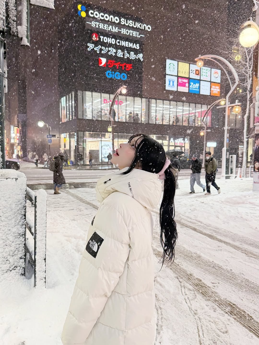 Photo by 오 지은 on January 23, 2026. May be an image of duffle coat, goosedown coat, parka, snow and text.