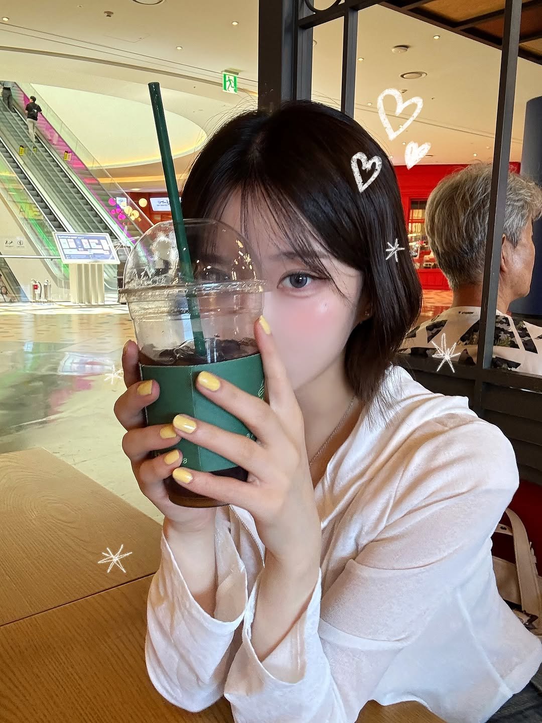 Photo by 오 지은 on July 11, 2025. May be an image of 2 people, hair, juice, smoothie, tea and text.