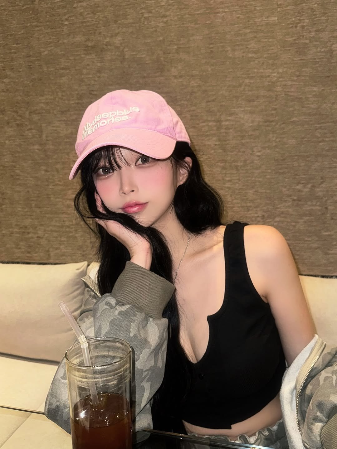 Photo shared by 오 지은 on November 04, 2025 tagging @mdbmdotcom, and @avecque_cheongdam. May be an image of one or more people, hair, hat, top and text.