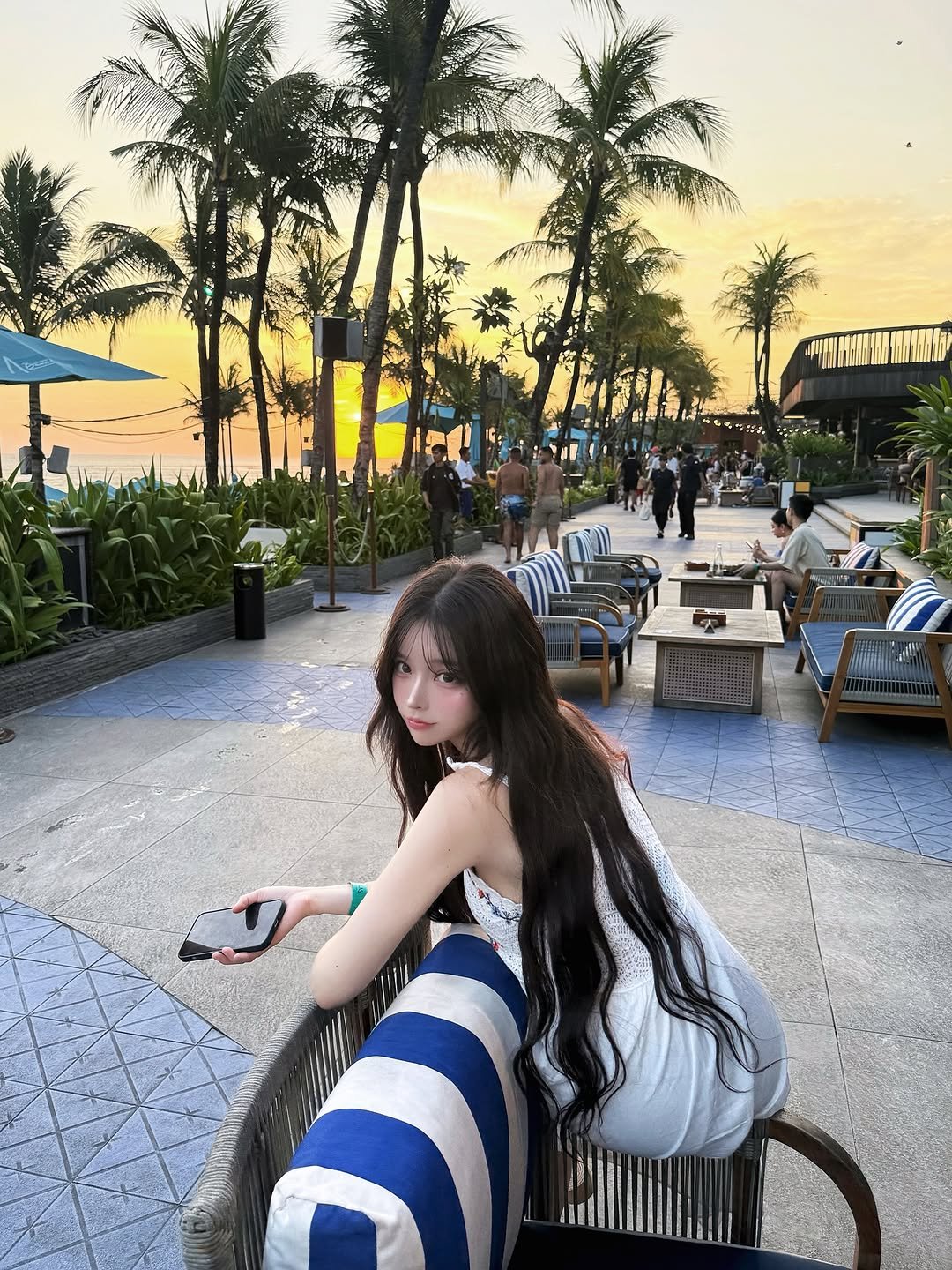 Photo by 오 지은 on September 13, 2025. May be an image of 6 people, deck chair, chaise lounge, palm trees and text.