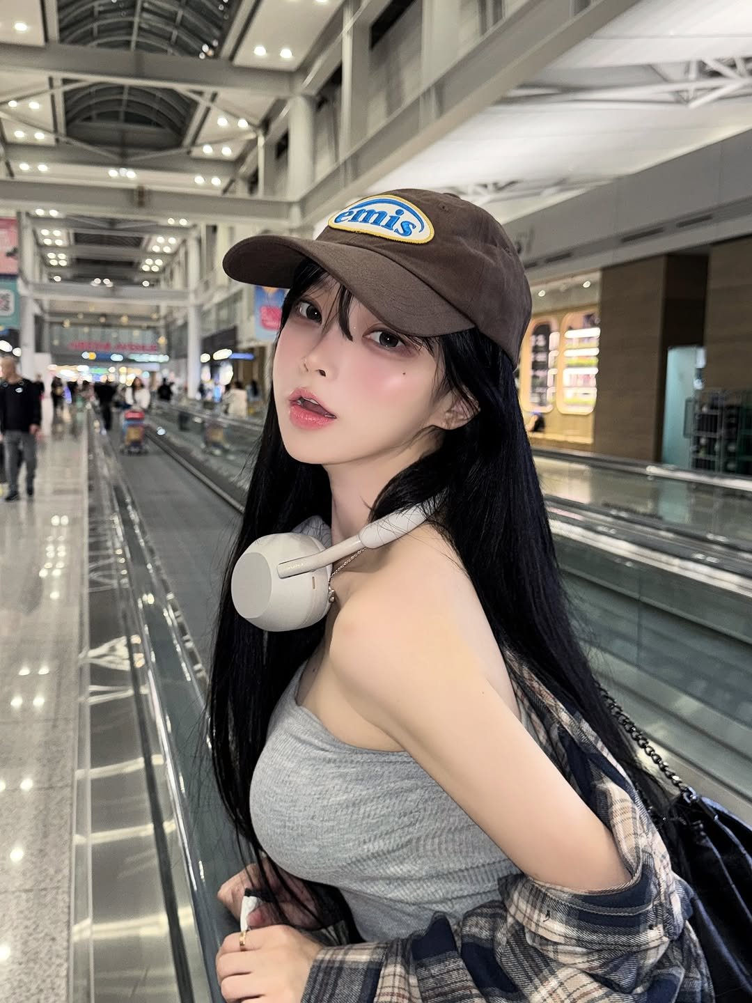 Photo by 오 지은 on December 16, 2025. May be an image of hat, terminal and text.