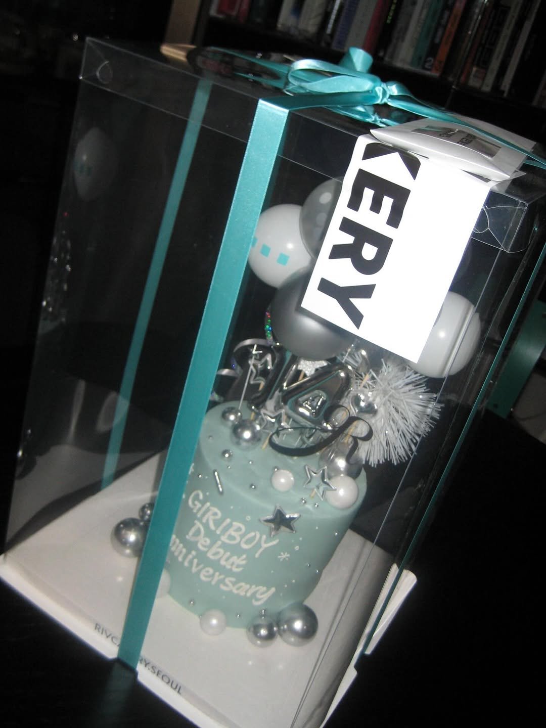 Photo by 기리보이 WSH on November 17, 2025. May be an image of ‎candy, box, hamper, flask, perfume and ‎text that says '‎ح 4ਤ GIRIBOY miversary KyBo4 eи Debut Malversary RIVO RYSEOUL NNSHOUL E OUL‎'‎‎.