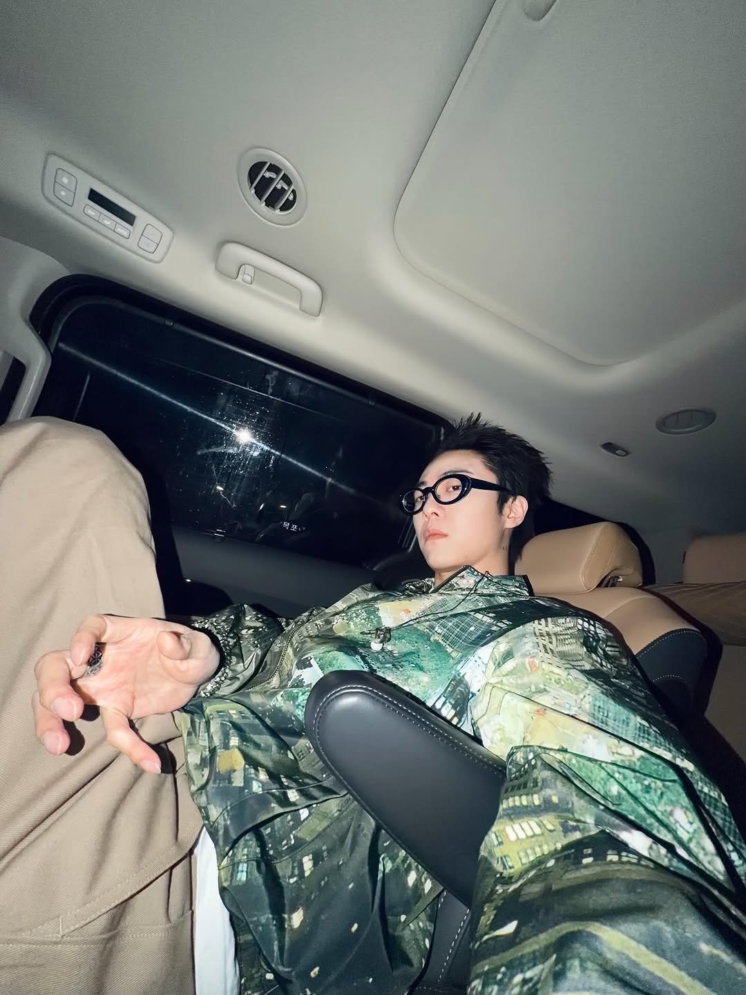 Photo by 기리보이 WSH on November 12, 2025. May be an image of military uniform, seatbelt, parka and text.