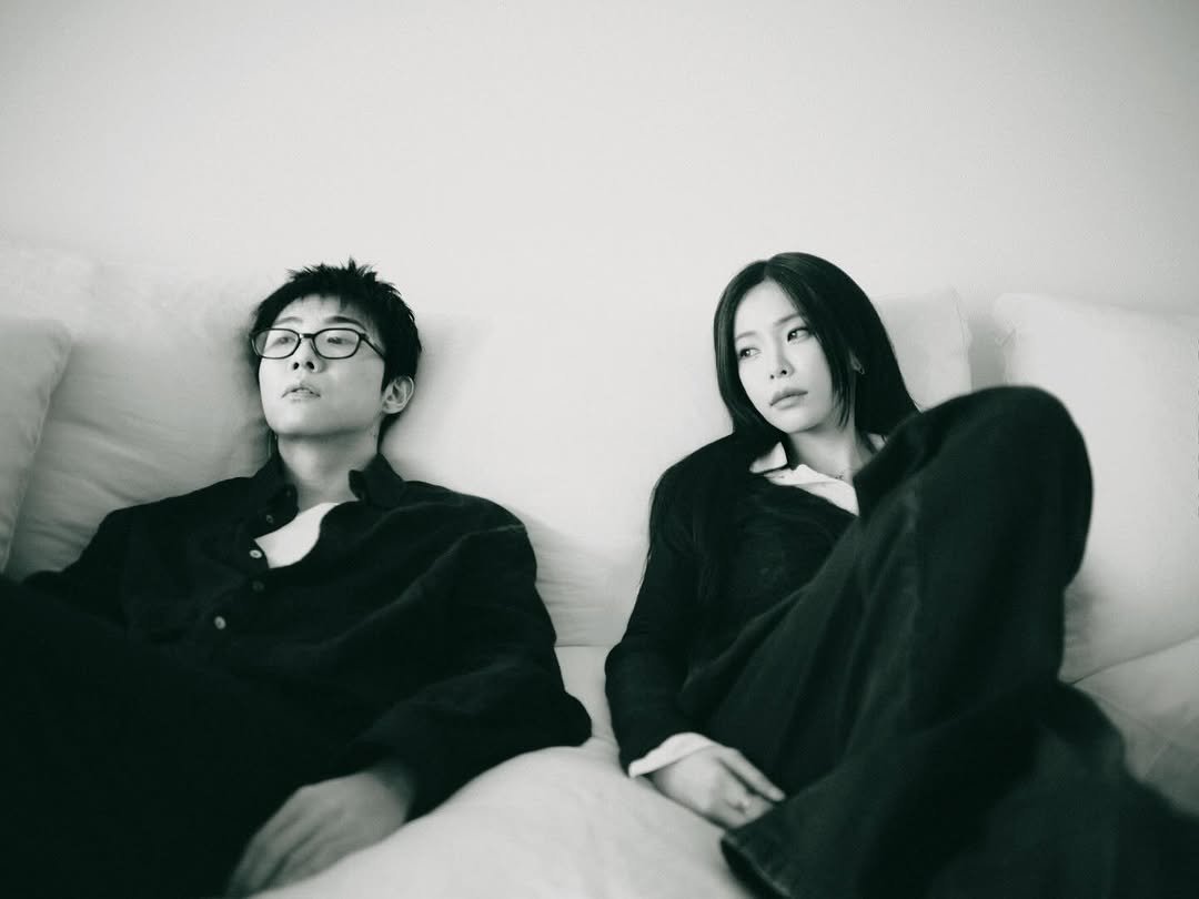 Photo shared by 기리보이 WSH on January 27, 2026 tagging @heizeheize. May be a black-and-white image of one or more people, hair, bath robe, chaise lounge and text.