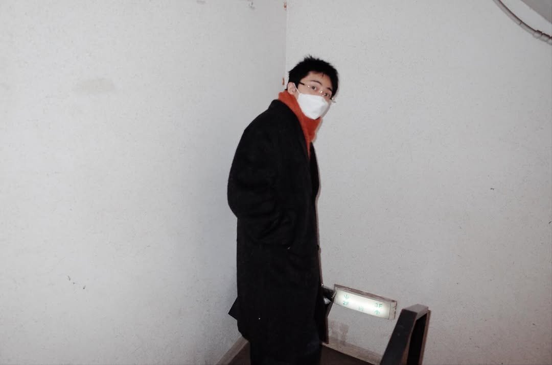 Photo by 기리보이 WSH on January 09, 2026. May be an image of overcoat, duffle coat, face mask, top, parka, cloak and text.