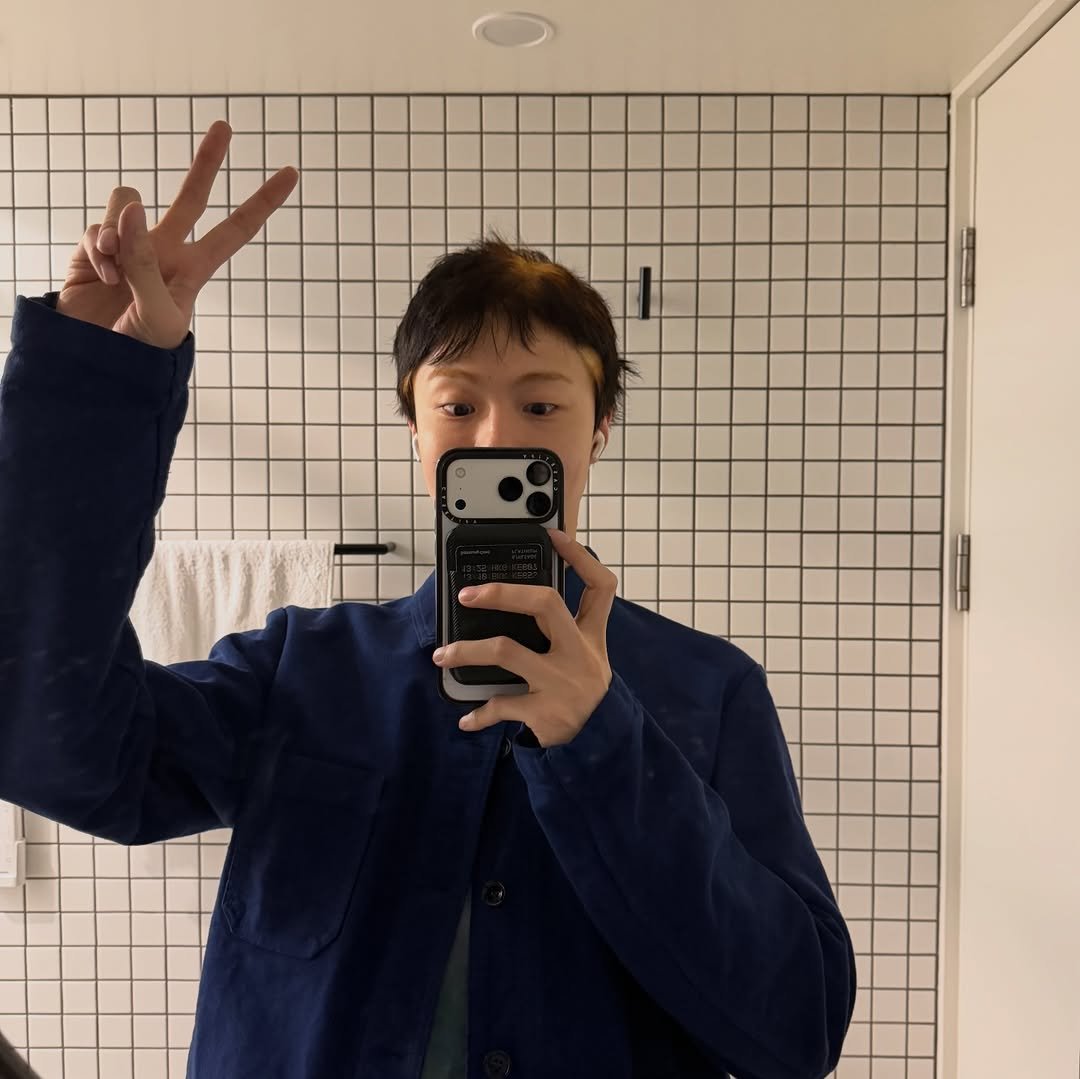 Photo by 기리보이 WSH on April 04, 2026. May be a selfie of duffle coat, phone, jacket, mirror, turtleneck, bath robe, cornflower and text.