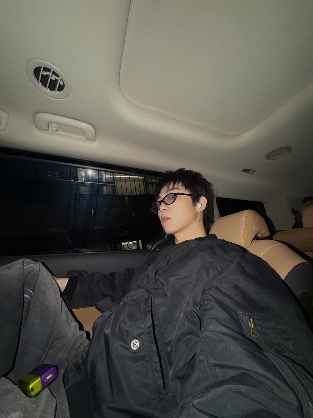 Photo by 기리보이 WSH on February 09, 2026. May be an image of car, cigarette, seatbelt, parka, night and text.