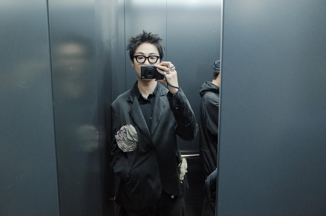 Photo by 기리보이 WSH on November 28, 2025. May be an image of mirror, suit, blazer and text.