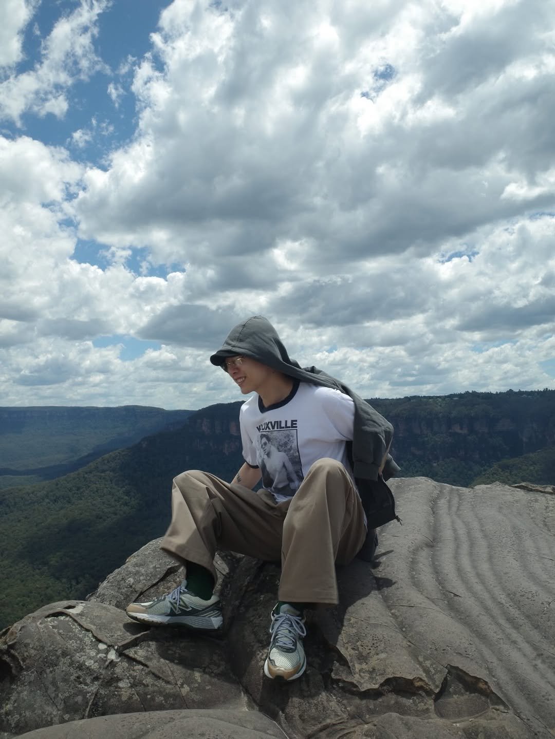 Photo by 기리보이 WSH on November 24, 2025. May be an image of mountain and text.