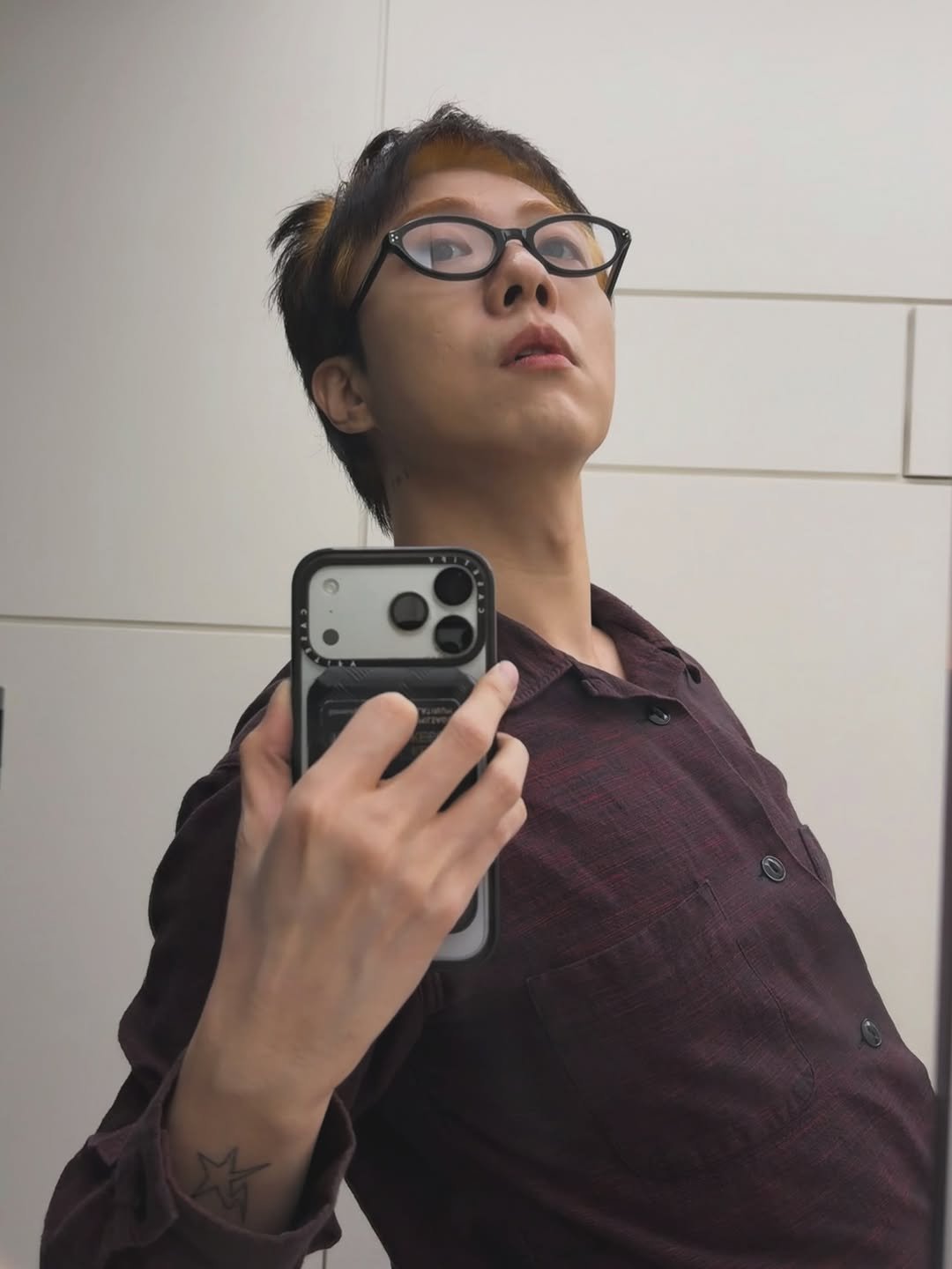 Photo by 기리보이 WSH on April 09, 2026. May be a selfie of one or more people, hair, phone, eyeglasses, mirror and text.