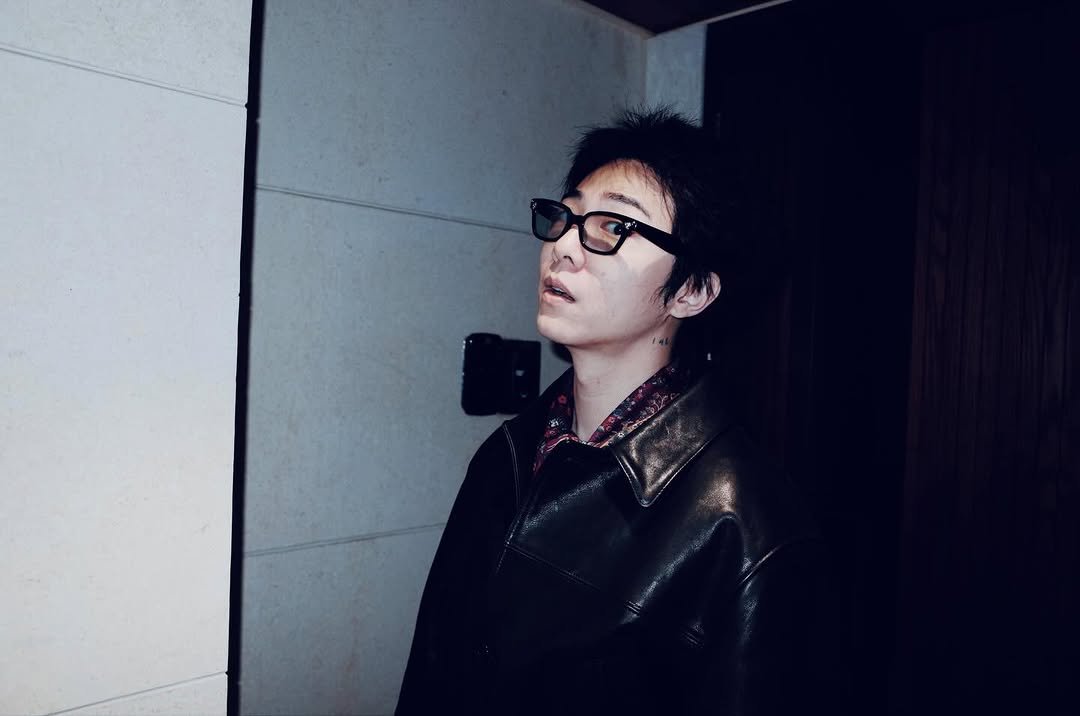 Photo by 기리보이 WSH on December 19, 2025. May be an image of duffle coat, eyeglasses, jacket, cigarette and text.