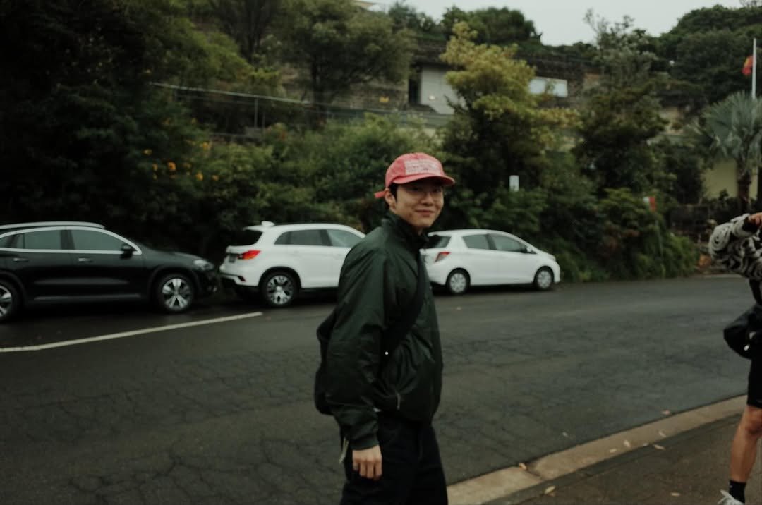 Photo by 기리보이 WSH on November 21, 2025. May be an image of hat, parka, road and text.