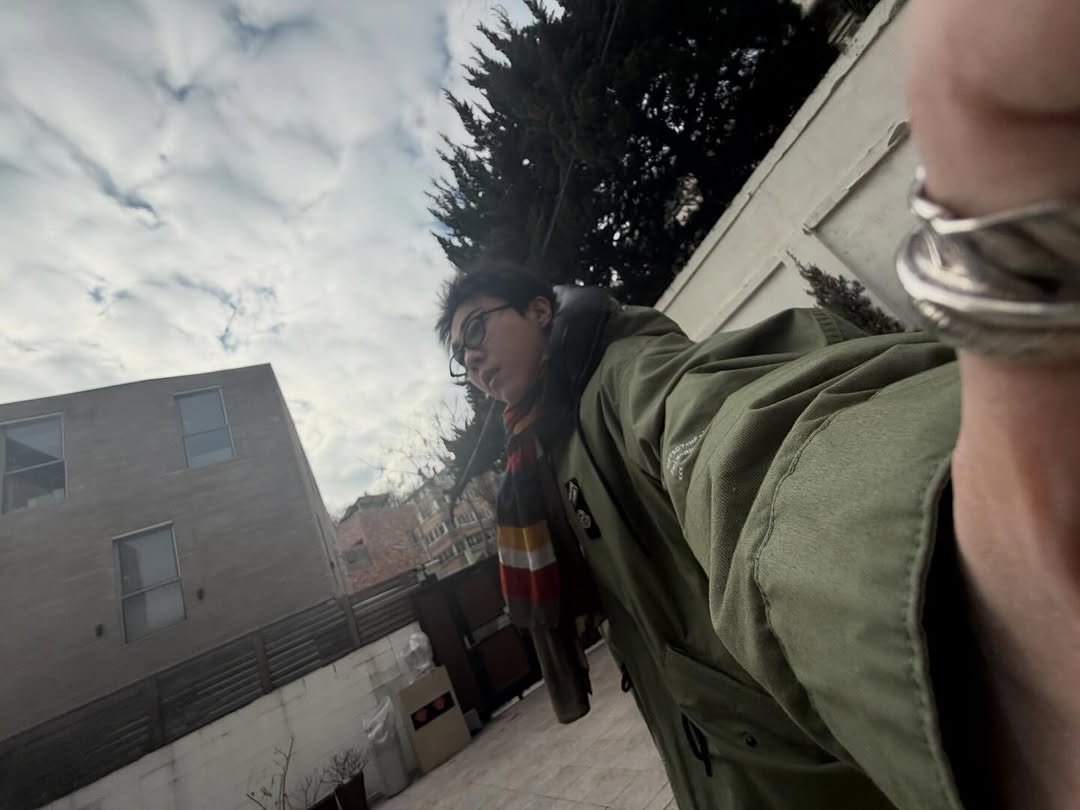 Photo by 기리보이 WSH on January 13, 2026. May be an image of duffle coat, parka, cigarette, cloud and text.