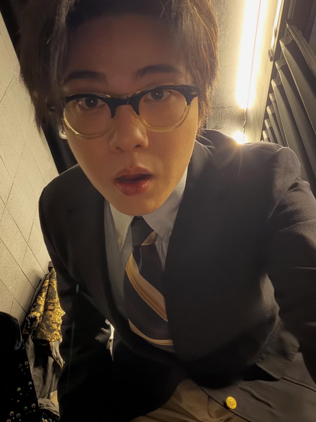 Photo by 기리보이 WSH on November 11, 2025. May be a selfie of wingtip shoes, suit, blazer, bolo tie and text.