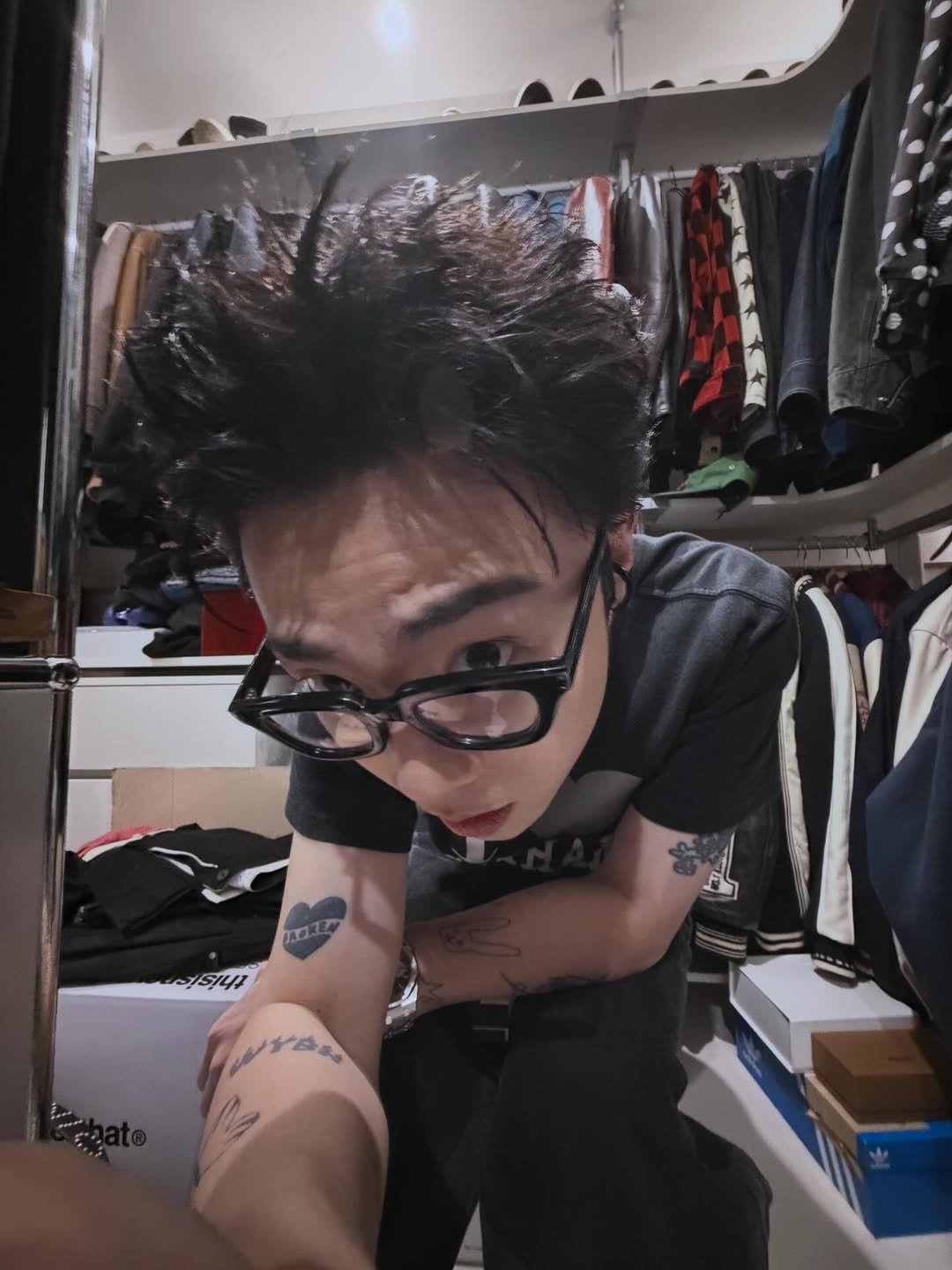 Photo by 기리보이 WSH on November 30, 2025. May be a selfie of one or more people, bangs, eyeglasses and text.