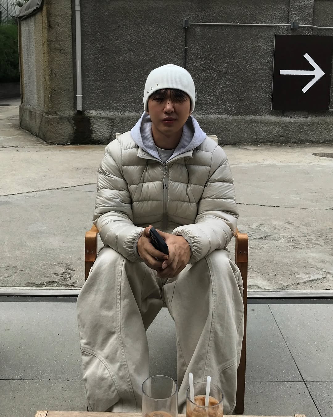 Photo by 기민 / 기틀 on November 11, 2025. May be an image of one or more people, bangs, goosedown coat, overcoat, duffle coat, face mask, parka, sweatpants and text.