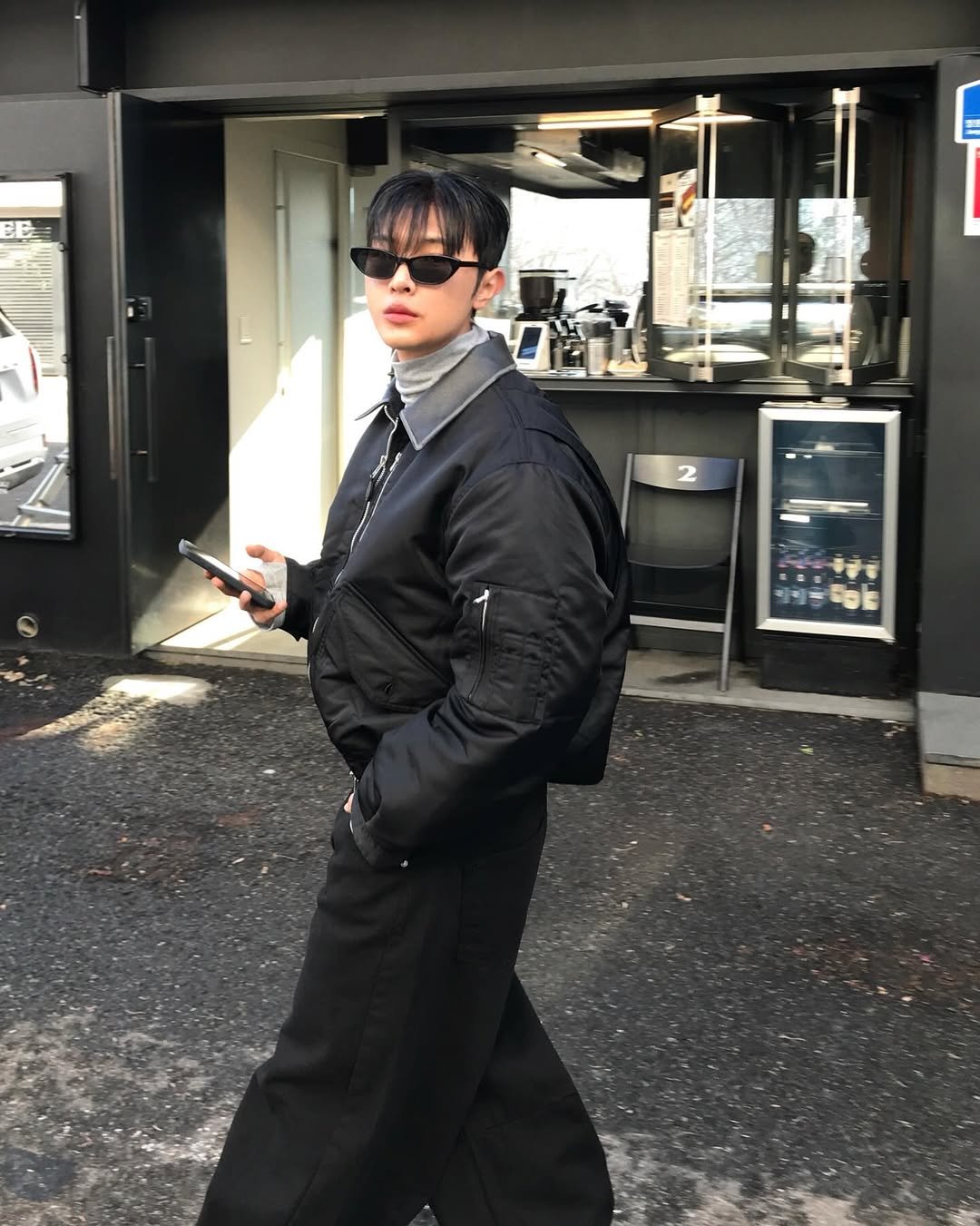 Photo by 기민 / 기틀 on December 14, 2025. May be an image of duffle coat, overcoat, wingtip shoes, suit, bolo tie and text.