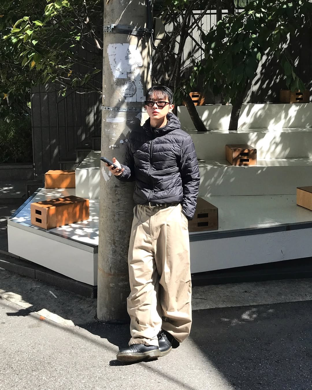 Photo by 기민 / 기틀 on October 23, 2025. May be an image of standing, parking meter, phone, telephone and text.