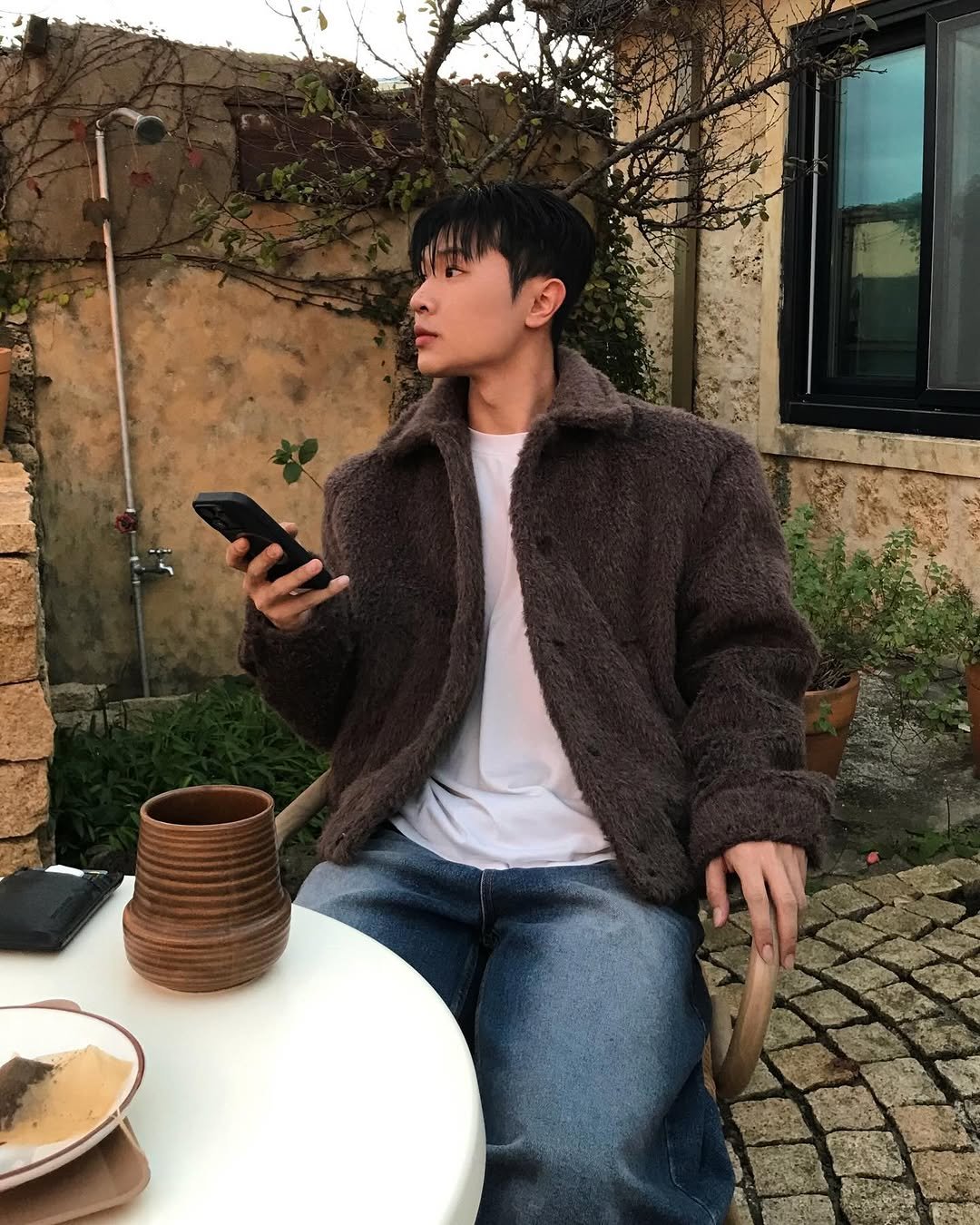 Photo by 기민 / 기틀 on December 13, 2025. May be an image of duffle coat, overcoat, phone, goosedown coat, parka, jacket and text.