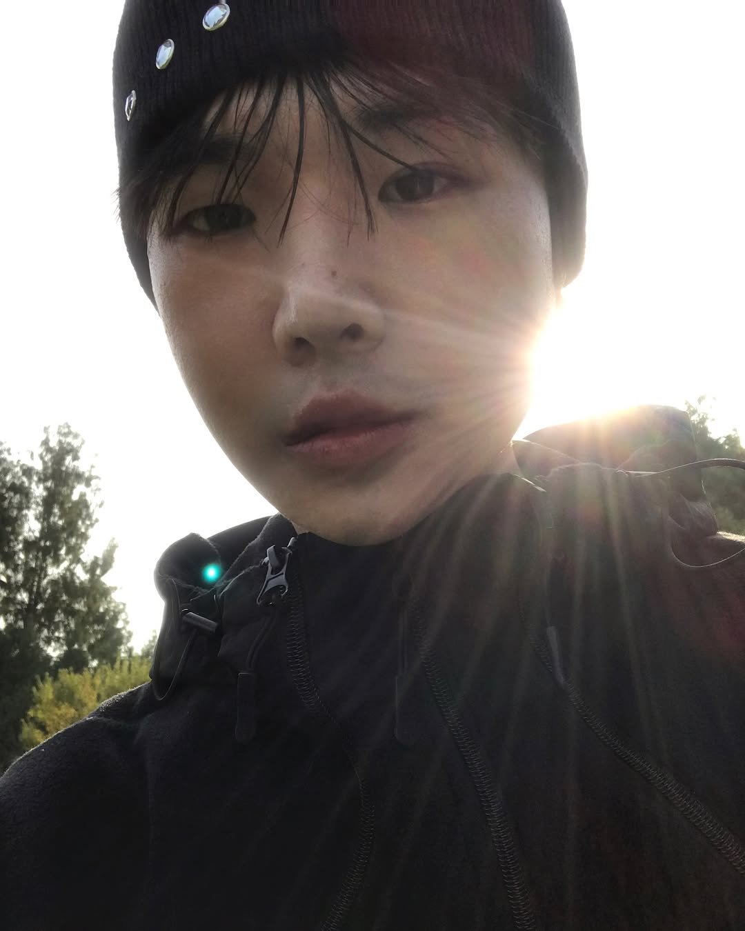 Photo by 기민 / 기틀 on November 08, 2025. May be a selfie of one or more people, duffle coat, parka, beret and text.