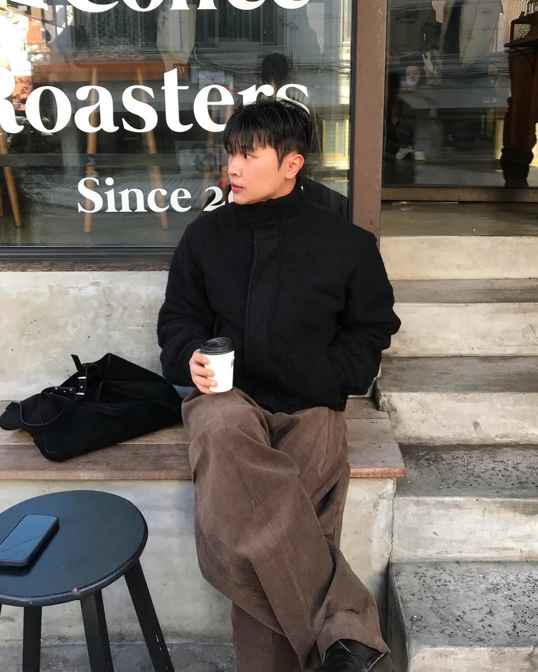 Photo by 기민 / 기틀 on January 04, 2026. May be an image of duffle coat, coffee cup, turtleneck, cornflower and text that says 'oaster Since 2'.
