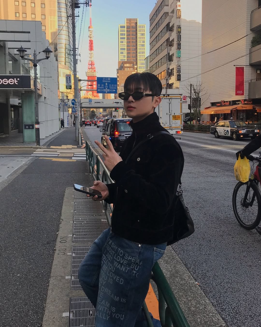 Photo by 기민 / 기틀 on February 14, 2026. May be an image of duffle coat, parka, street, Tokyo Tower and text that says '- m - 8 - - set'.