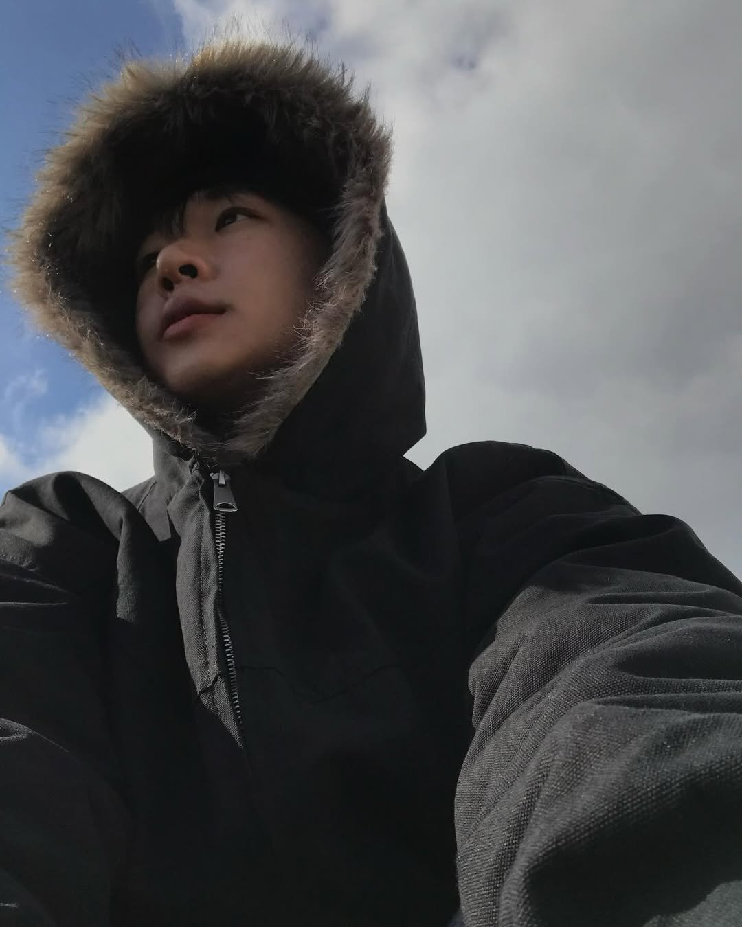 Photo by 기민 / 기틀 on December 12, 2025. May be a selfie of duffle coat, goosedown coat, raincoat, fur, jacket, parka, snowsuit and text.