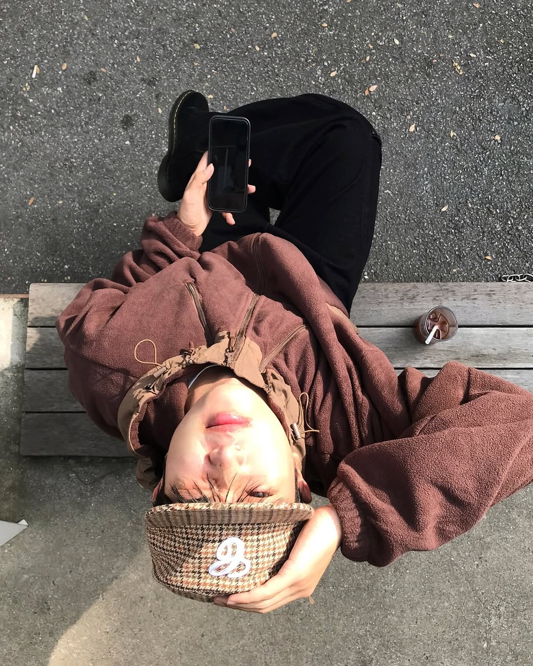 Photo by 기민 / 기틀 on November 04, 2025. May be an image of duffle coat, beret, cigarette, parka and text.