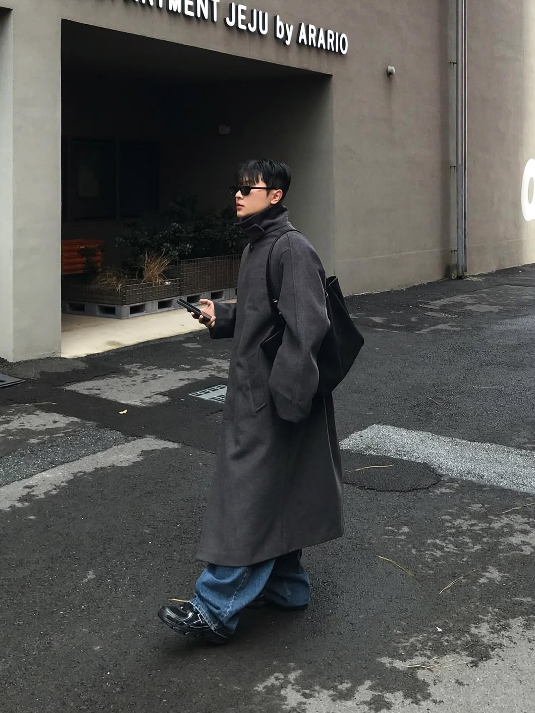 Photo by 기민 / 기틀 on December 02, 2025. May be an image of standing, duffle coat, overcoat, bath robe, parka, cloak, cornflower and text.