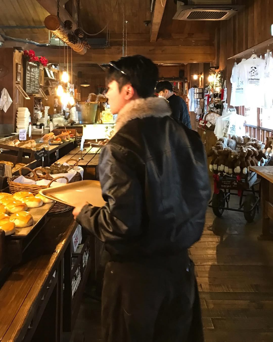 Photo by 기민 / 기틀 on January 17, 2026. May be an image of duffle coat, parka and text.