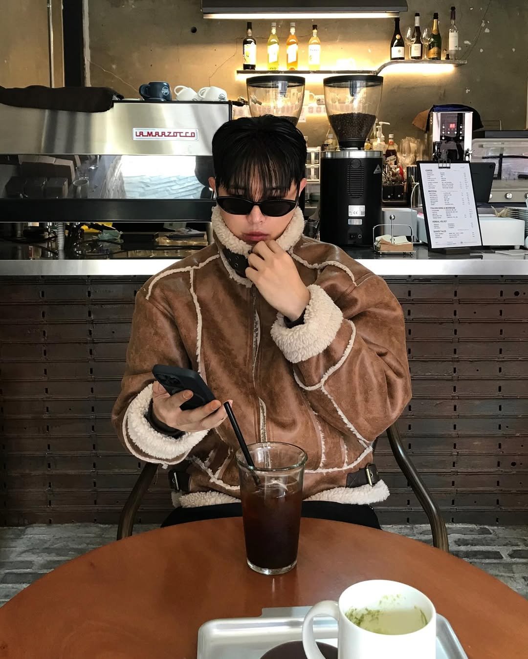 Photo by 기민 / 기틀 on December 16, 2025. May be an image of duffle coat, coffee cup, coffee, overcoat, bolo tie, cappuccino, cornflower and text.