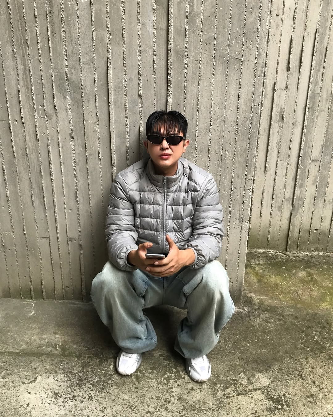 Photo by 기민 / 기틀 on October 20, 2025. May be an image of wingtip shoes, duffle coat, eyewear, jacket, sweatsuit, parka and text.