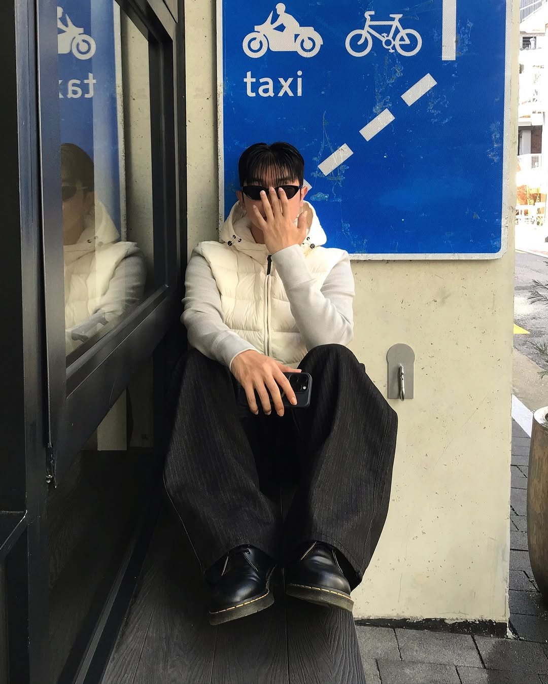 Photo by 기민 / 기틀 on November 06, 2025. May be an image of ‎duffle coat, overcoat, train, wingtip shoes, bus, turtleneck, street and ‎text that says '‎t0 6 هره 上も taxi 野‎'‎‎.
