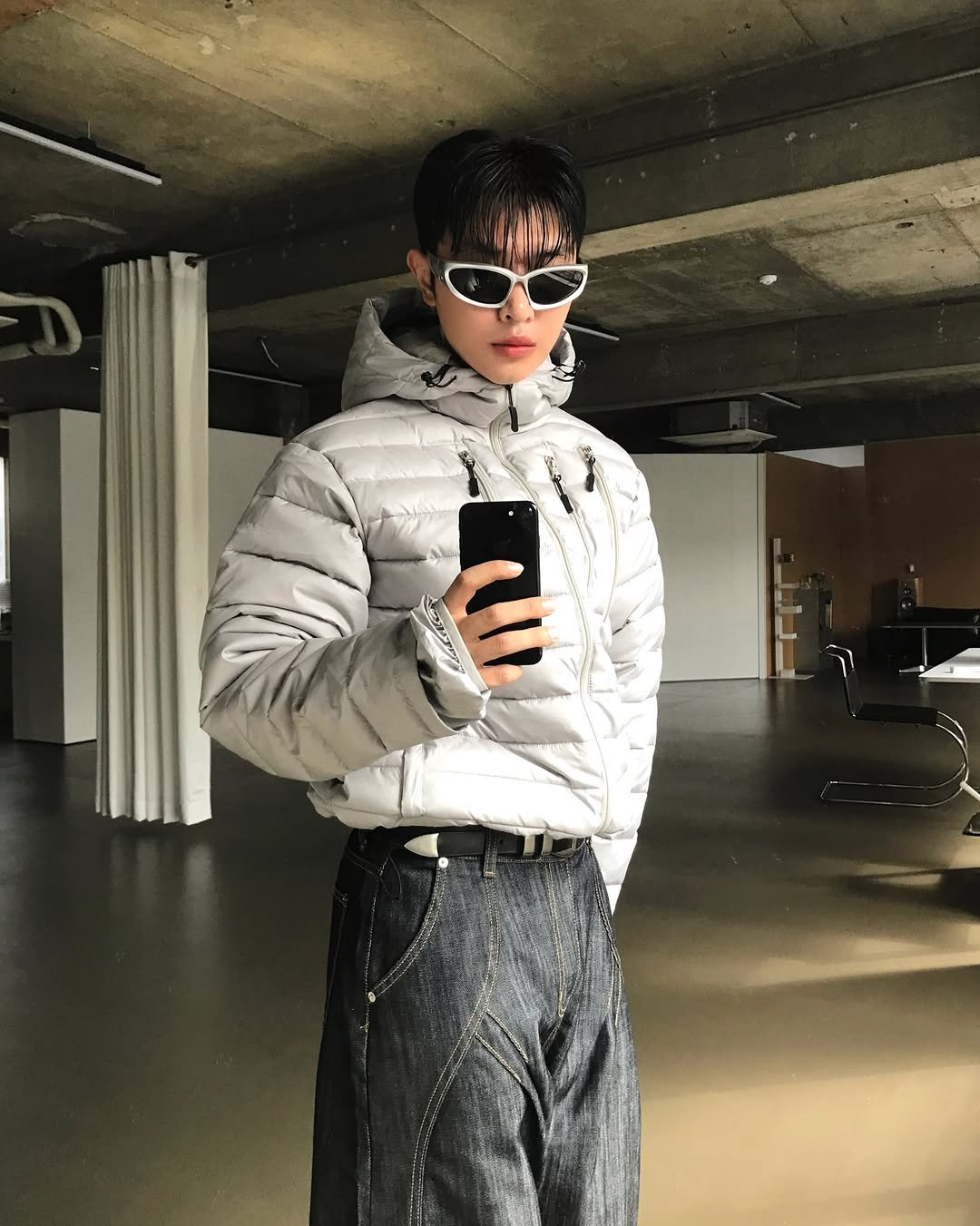 Photo by 기민 / 기틀 on October 29, 2025. May be an image of duffle coat, overcoat, goosedown coat, turtleneck, parka, sweatpants and text.