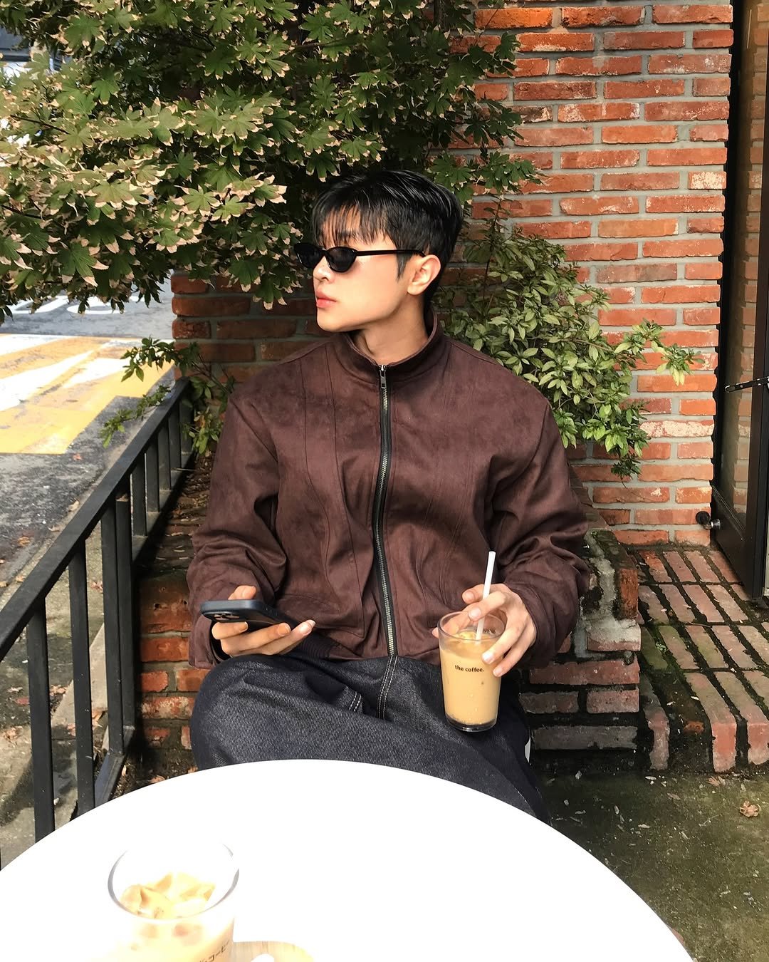 Photo by 기민 / 기틀 on October 27, 2025. May be an image of duffle coat, flight jacket, parka, cornflower and text.