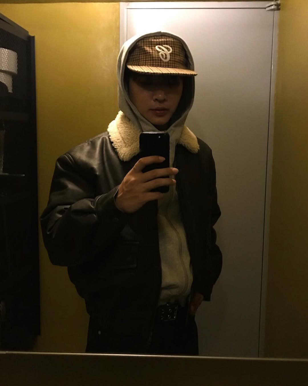 Photo by 기민 / 기틀 on December 29, 2025. May be an image of hat, duffle coat, flight jacket, parka and text.
