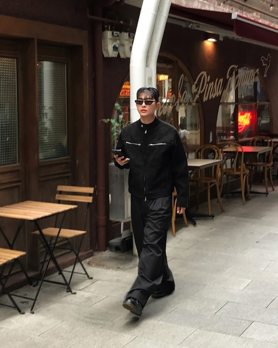 Photo by 기민 / 기틀 on November 02, 2025. May be an image of duffle coat, parka, snowsuit, glasses and text.