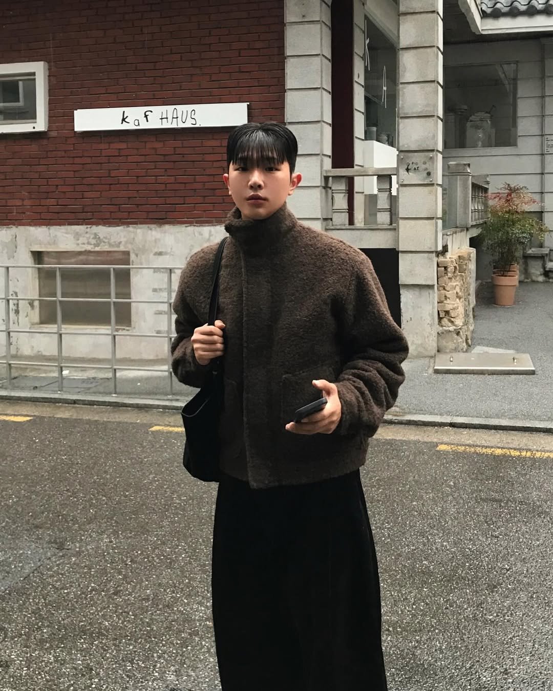 Photo by 기민 / 기틀 on January 11, 2026. May be an image of duffle coat, overcoat, sable coat, goosedown coat, turtleneck, parka and text.