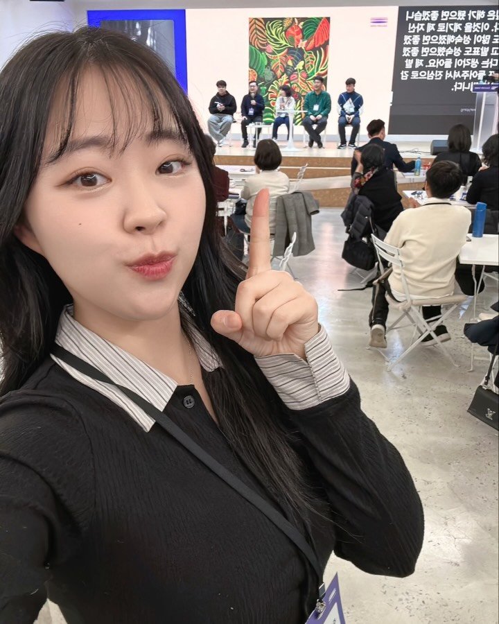 이녀석들 지독하게 예쁘다 - 작품 관람하는 모습