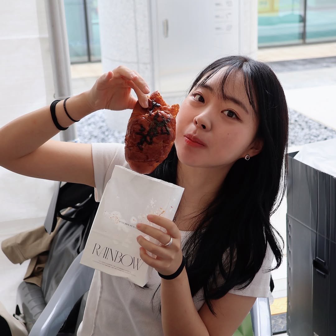 Photo by 양드림 | 25살여사장 on September 22, 2025. May be an image of 1 person, fritter and text.