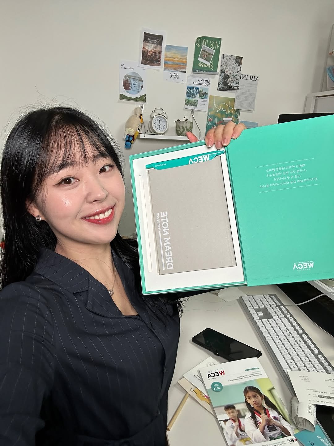 Photo by 양드림 | 25살여사장 on September 17, 2025. May be an image of 3 people, clipboard, binder and text.