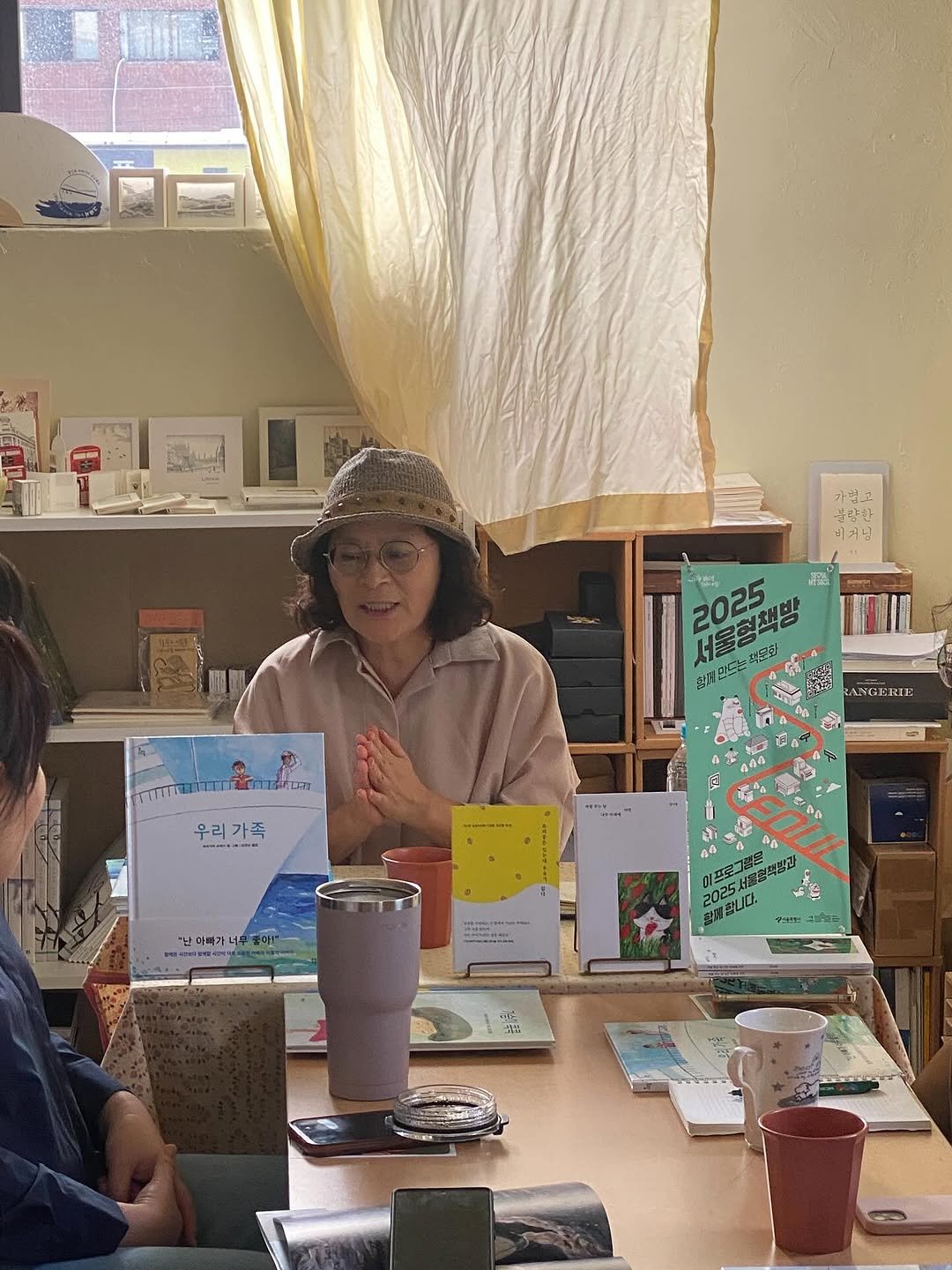 Photo shared by 그래서 on September 28, 2025 tagging @seoulbookshops, and @glaeso_works. May be an image of 2 people, people studying, book, desk, office and text.