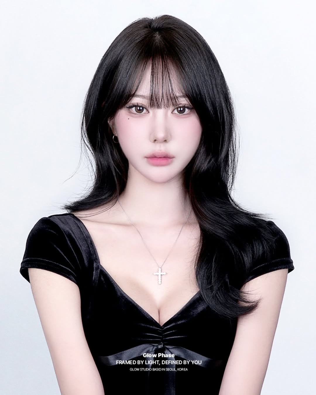 Photo by 글로우페이즈 • 망원동사진관 • 증명사진 on December 05, 2025. May be an image of one or more people, hair and top.