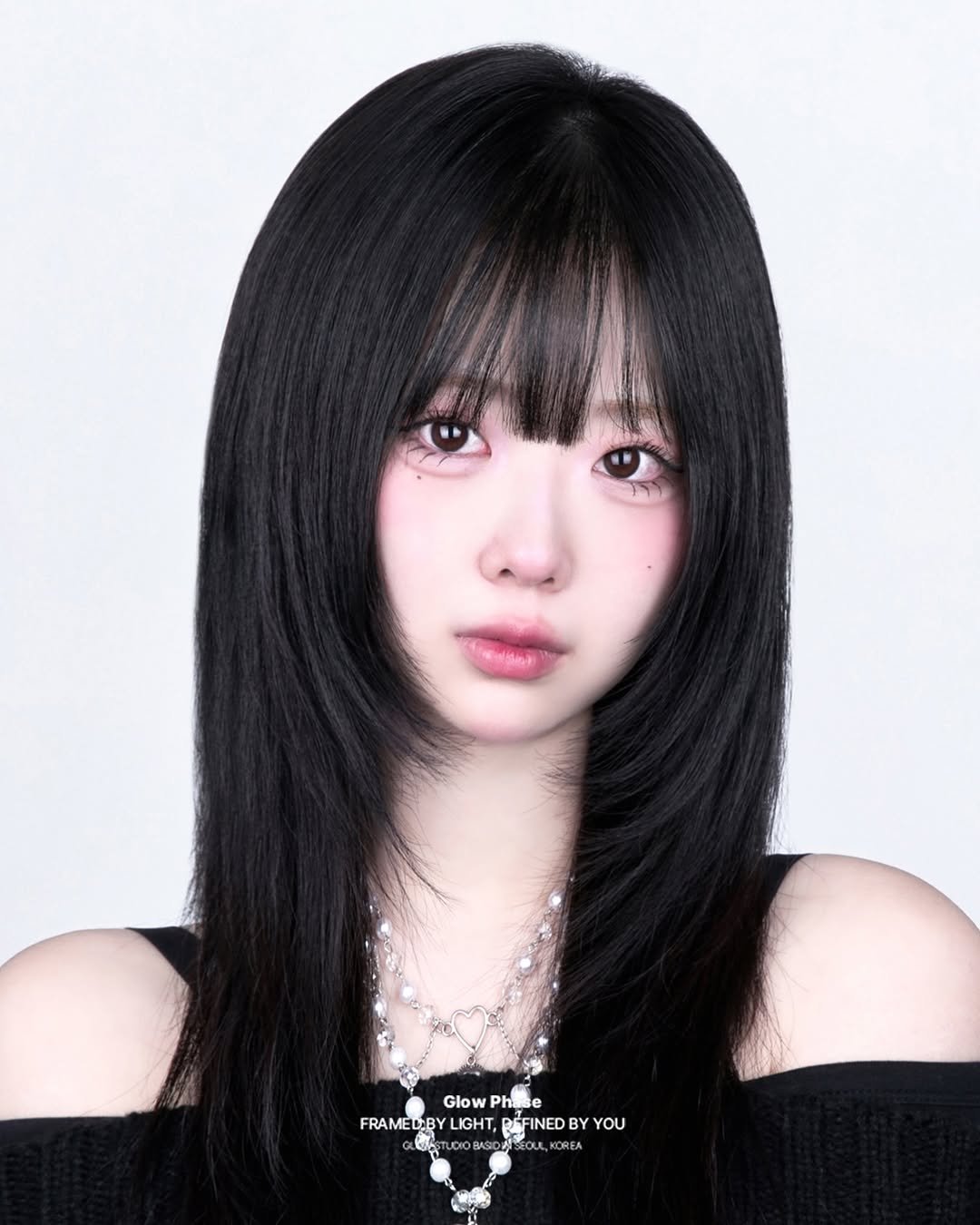 Photo by 글로우페이즈 • 망원동사진관 • 증명사진 in 망원동. May be a closeup of one or more people, bangs, makeup and text.